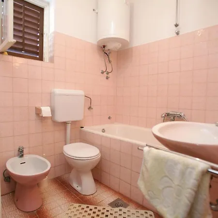 Apartments With Parking Space Vinisce, Trogir - 4276 *