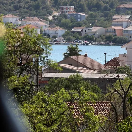 Apartment Apartments With Parking Space Vinisce, Trogir - 4276